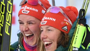 Denise Herrmann (li.) und Laura Dahlmeier haben bei der Biathlon-WM in Schweden auch ihre Trainer verzückt. Foto: dpa