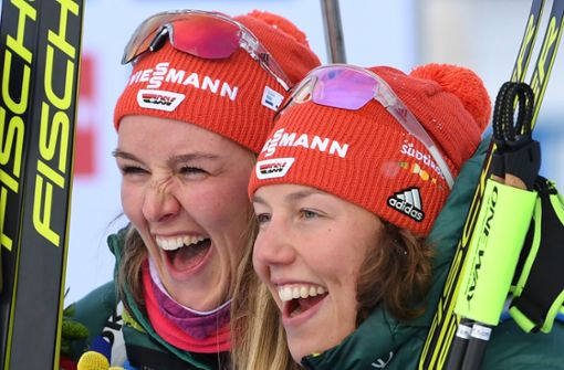 Denise Herrmann (li.) und Laura Dahlmeier haben bei der Biathlon-WM in Schweden auch ihre Trainer verzückt. Foto: dpa