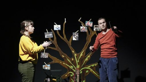 Die Schauspieler Chiara-Luisa Schrenk und Steffen Lehmitz bringen ein ernstes Thema auf die Bühne der Jungen WLB. Foto: WLB/Tobias Metz