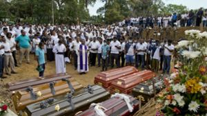 Die Handschrift des sogenannten Islamischen Staats: Beerdigungsfeier für mehrere der rund 300 Christen, die im April durch einen Bombenanschlag in Sri Lanka ums Leben gekommen waren. Foto: dpa