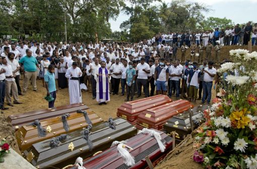 Die Handschrift des sogenannten Islamischen Staats: Beerdigungsfeier für mehrere der rund 300 Christen, die im April durch einen Bombenanschlag in Sri Lanka ums Leben gekommen waren. Foto: dpa
