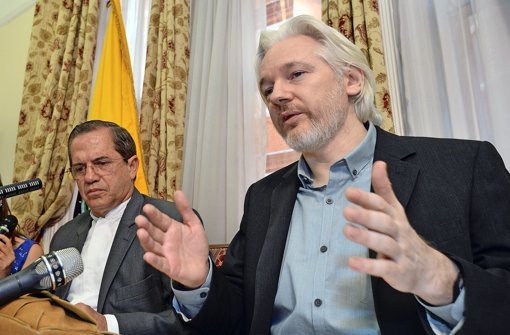 Julian Assange (rechts) bei seiner Pressekonferenz Foto: Getty