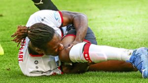 Bitterer Moment: Der  17-jährige VfB-Angreifer Mohamed Sankoh verletzt sich beim 5:1 gegen die Spvgg Greuther Fürth am Knie und wird monatelang ausfallen. Foto: Baumann