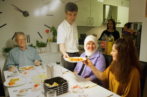 Familie Akin beim Essen Foto: Lichtgut-Oliver Willikonsky
