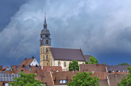 Dunkle Wolken über der Böblinger Stadtkirche: In den evangelischen Gemeinden der Kreisstadt stehen gravierende Veränderungen bevor. Foto: Stefanie Schlecht