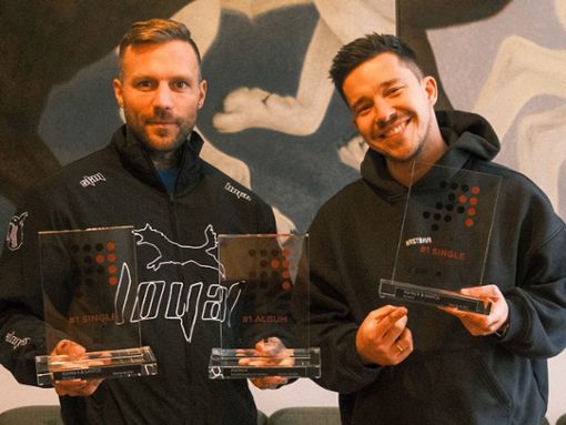 Kontra K (l.) und Nico Santos präsentieren ihre Nummer 1 Awards der Offiziellen Deutschen Charts. Foto: Leon der Profi