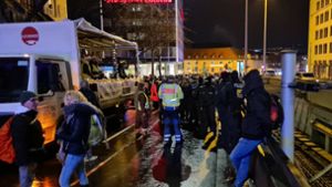Ein Aufzug der Demonstranten wurde am Charlottenplatz gestoppt und schließlich aufgelöst. Foto: 7aktuell.de/Oskar Eyb