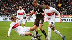 Beim 1:1 in St. Pauli gewinnt der VfB (mit Borna Sosa, links gegen Henk Veerman) weder Spiel noch Schönheitspreis. Foto: dpa/Christian Charisius