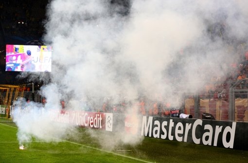 Aus dem Galatasaray-Block flogen mehrfach Feuerwerkskörper auf das Spielfeld. Das Spiel wurde vom Schiedsrichter für drei Minuten unterbrochen.  Foto: Getty Images/Bongarts