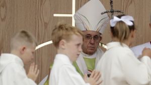 Papst Franziskus hat bei seinem zweitägigen Aufenthalt in Irland um Vergebung für die zahllosen Übergriffe und den Missbrauch von Kindern und Frauen durch Mitglieder der Kirche gebeten. Vertuschung wird auch Franziskus selbst vorgeworfen. Foto: AP