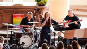 Sängerin Tine Wiechmann covert Taylor-Swift-Songs in der Kirche. Foto: Uwe Anspach/dpa