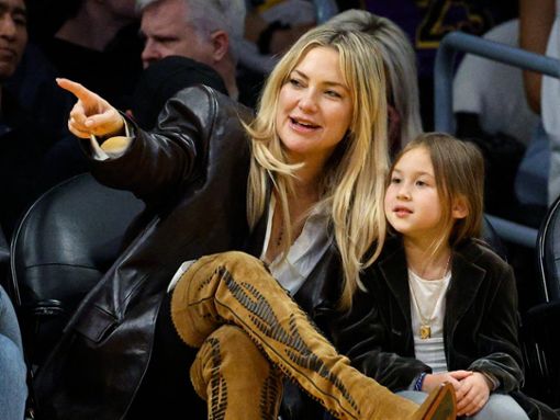 Schau mal: Kate Hudson mit ihrer Tochter Rani bei einem Spiel der Los Angeles Lakers. Foto: Kevork Djansezian/Getty Images