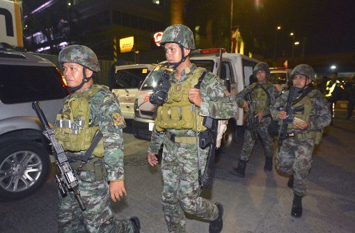 Spezialeinheiten der Polizei sind auf dem Weg zum „Resorts World Manila“-Komplex,  wo ein bewaffneter Mann kurz vor Mitternacht um sich geschossen hatte. Foto: kyodo