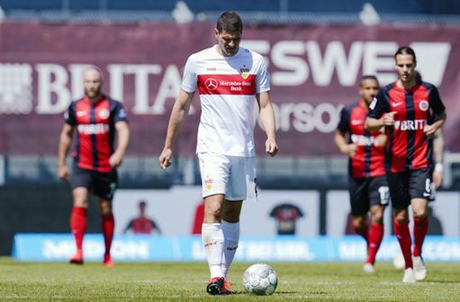 Mario Gomez und der VfB schieben nach der Niederlage in Wiesbaden Frust. Am Sonntag spielen die Stuttgarter nun in Kiel. Foto: dpa
