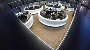 Der Börsensaal  der  Frankfurter Börse ist gespickt  voll mit Monitoren. Foto: dpa