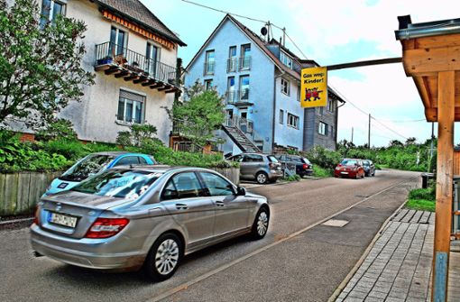 Anwohner der Tiroler Straße lehnen einen vorübergehenden Busverkehr auf der schmalen Straße ab. Foto: Kuhn