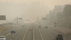 Autos fahren durch den dichten Rauch, der sich von den Waldbränden an der Westküste der USA ausbreitet. Foto: dpa/Elias Funez