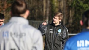 Der neue Sportliche Leiter Marc Stein richtet erste Worte an die Mannschaft. Foto: Baumann/Alexander Keppler