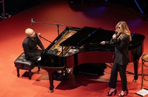 Melody Gardot mit ihrem Pianisten und Duett-Partner Philippe de Aquino im Alten Schloss Foto: Opus/Reiner Pfisterer