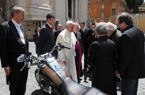 Die braun-schwarze Harley Davidson wurde von Papst Franziskus gesegnet. Foto: dpa/Osservatore Romano
