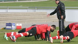 Huub Stevens beim Training mit den VfB-Profis Foto: Pressefoto Baumann