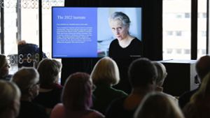 Die diesjährige Gewinnerin des renommierten Astrid-Lindgren-Gedächtnispreis Eva Lindström (auf der Leinwand zu sehen) wird während einer Pressekonferenz in Stockholm verkündet. Foto: AFP/JESSICA GOW