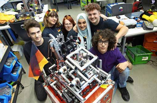 Das Siegerteam aus dem Katzenstift mit Roboter „Gudrun“ in seiner Werkstatt Foto: Lichtgut/Leif Piechowski