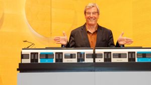 Regionalpräsident Thomas Bopp und ein Modell der neuen S-Bahn. Ende 2021 soll der erste richtige Zug fahren. Foto: Lichtgut/Piechowski