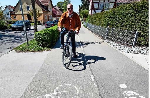 Bestehende Radwege gelten als nicht mehr zeitgemäß. Dieser kombinierte Fuß- und Radweg in Herrenberg ist nach aktueller Lesart unsicher und zu schmal. Foto: factum/Granville