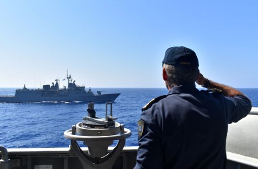 Ein Offizier salutiert während einer Übung im Mittelmeer auf einem griechischen Schiff. Foto: dpa