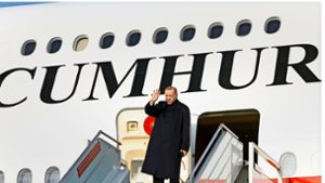 Statusbewusst: Der türkische Präsident Recep Tayyip Erdogan vor seinem Luxusflieger. Foto: picture alliance /  /Mustafa Kamaci
