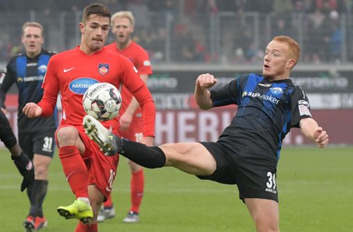 Der 1. FC Heidenheim mit Nikola Dovedan (links) kämpft im Duell gegen den SC Paderborn um den Aufstieg Foto: dpa