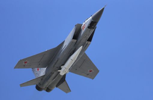 Wird Russlands angebliche Wunderwaffe Kinschal – der Luft-Boden-Flugkörper ist an der MiG-31 gut erkennbar – stumpf? Die Ukraine meldet mehrere Abschüsse. Foto: dpa/Pavel Golovkin