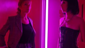Ermittlungen  im Rotlicht:  Julia Grosz (Franziska Weisz) befragt eine Prostituierte. Foto: NDR/Christine Schroeder
