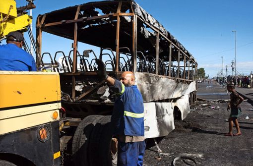 Der Konflikt verwandelt die Straßen der südafrikanischen Metropole in ein Schlachtfeld: ausgebranntes  Gerippe eines Busses in Kapstadt. Foto: AFP/Rodger Bosch