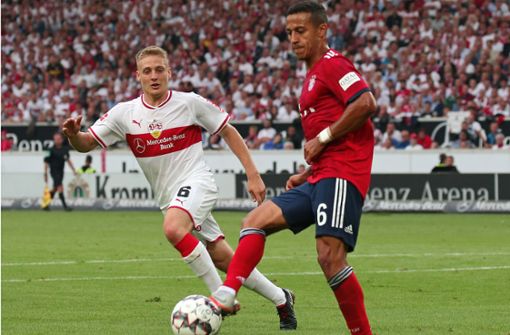 Santiago Ascacibar (links, gegen Thiago vom FC Bayern) zählt zu den wertvollsten Spielern des VfB Stuttgart. Foto: Baumann