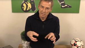 Jürgen Klinsmann erklärt seinen unrühmlichen Abschied von Hertha BSC. Bild, Ball, Rasen, Steine – Fußballerherz, was willst du mehr? Das Video auf Facebook ist schon allein wegen der Requisiten sehenswert. Foto: facebook-account von J. Klinsmann