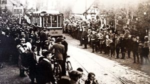 Viele Schaulustige haben vor 90 Jahren die Ankunft des ersten Straßenbahnwagens in Rohr gefeiert. Foto: Christoph Kutzer