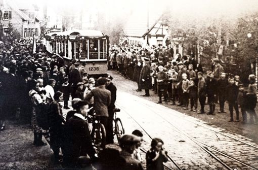 Viele Schaulustige haben vor 90 Jahren die Ankunft des ersten Straßenbahnwagens in Rohr gefeiert. Foto: Christoph Kutzer