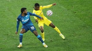 Dortmunds Youssoufa Moukoko (r) und Zenits Wendel kämpfen um den Ball. Foto: dpa/Dmitri Lovetsky
