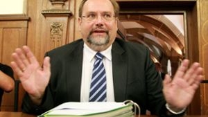 Adolf Sauerland (CDU), damaliger Oberbürgermeister von Duisburg, sitzt im Jahr 2011 im Rathaus. Foto: dpa