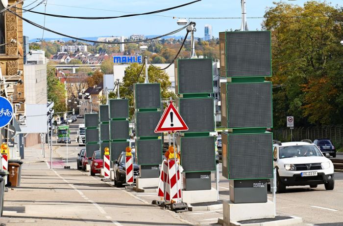 Im Kampf gegen Fahrverbote greift Ludwigsburg  zum letzten Mittel: Ein Spalier aus Filtersäulen  vor dem Schloss