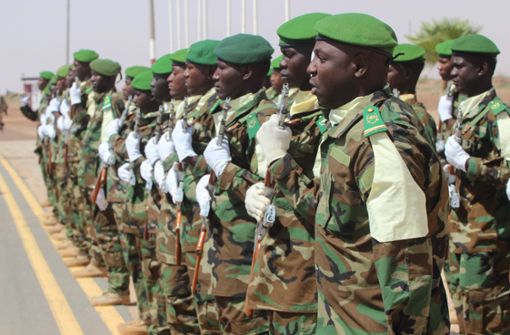 Bald unter Beschuss westafrikanischer Nachbarn und Frankreichs? – Nigrisches Militär, hier mit einer Ehrenformation. Foto: StN/Christoph Reisinger