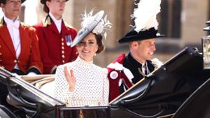 Prinz William trägt die spektakuläre Robe des Hosenbandordens, Prinzessin Kate ein weißes Kleid mit schwarzen Pünktchen. Foto: AFP/HENRY NICHOLLS