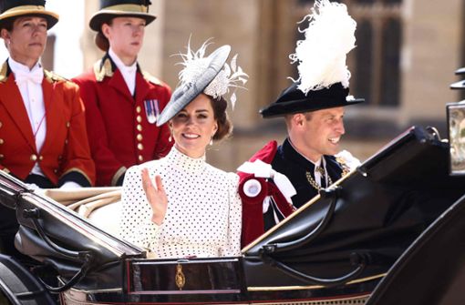 Prinz William trägt die spektakuläre Robe des Hosenbandordens, Prinzessin Kate ein weißes Kleid mit schwarzen Pünktchen. Foto: AFP/HENRY NICHOLLS