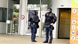 Beamte in Schutzausrüstung sichern den Haupteingang des Katharinenhospitals. Foto: 7aktuell.de/Andreas Werner