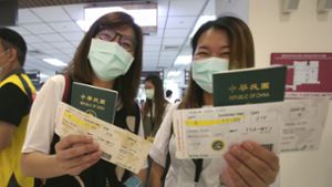 Auch ein Ticket für einen Flug ohne Ziel kann glücklich machen. Foto: AP/Chiang Ying-ying