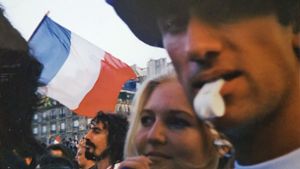 Paris, vor dem Hôtel de Ville, anno 1998: Annette Schäfer verfolgt zusammen mit ihrem heutigen Mann Stéphane Mandard (rechts) auf der Großbildleinwand das WM-Finale Frankreich gegen Brasilien. Foto: privat