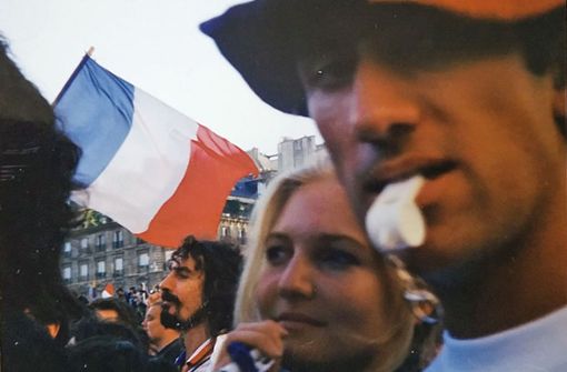 Paris, vor dem Hôtel de Ville, anno 1998: Annette Schäfer verfolgt zusammen mit ihrem heutigen Mann Stéphane Mandard (rechts) auf der Großbildleinwand das WM-Finale Frankreich gegen Brasilien. Foto: privat