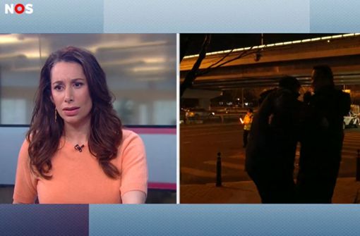 Der niederländische Sender NOS unterbricht eine Live-Schalte, nachdem ein Reporter von Ordnern abgedrängt wird. Foto: NOS